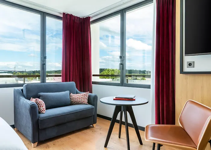 Renaissance Hotel 4*