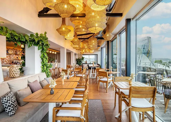Renaissance Hotel 4*