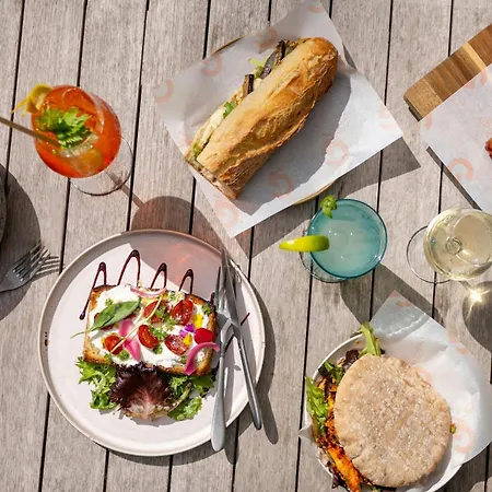 Renaissance Hotel 4*