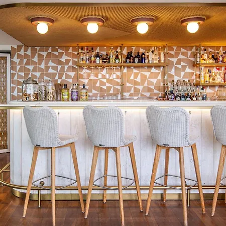 Renaissance Hotel 4*
