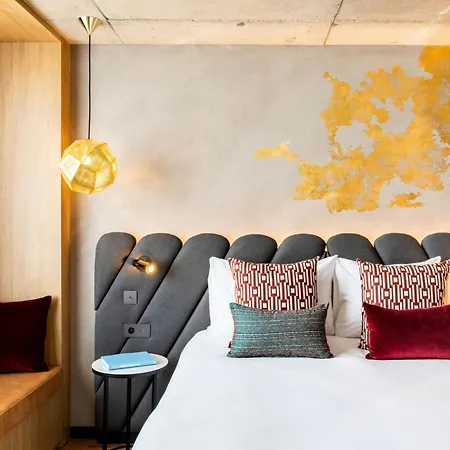 Renaissance Hotel 4*
